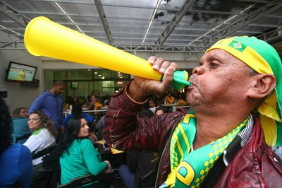 Torcedor brasileiro usa corneta em bar de Porto Alegre durante o jogo contra o México, em 17 de junho